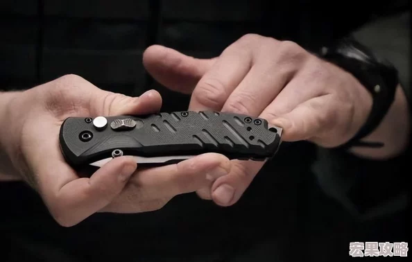 在三角洲行动这款充满挑战与策略的射击游戏中,四级甲作为最高防护等级之一的护甲装备,其重要性不言而喻。它不仅代表了玩家在游戏中的生存能力上限,更是战术选择与策略部署的关键一环。下面,我们就来详细探讨一下这款备受瞩目的防护装备——三角洲行动四级甲的特点及其在实际战斗中的应用表现。 在三角洲行动这款充满挑战与策略的射击游戏中,四级甲作为最高防护等级之一的护甲装备,其重要性不言而喻。它不仅代表了玩家在游戏中的生存能力上限,更是战术选择与策略部署的关键一环。下面,我们就来详细探讨一下这款备受瞩目的防护装备——三角洲行动四级甲的特点及其在实际战斗中的应用表现。